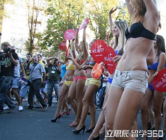 赶紧行动!乌克兰美女泛滥,集体街上游行,举牌求结婚 赶紧行动!乌克兰美女泛滥,集体街上游行,举牌求结婚