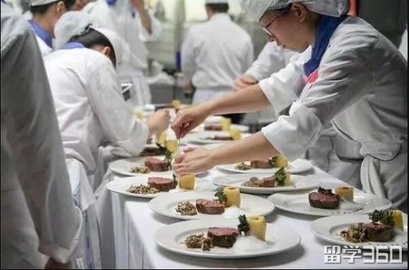 世界最负盛名的烹饪学校之一—法国蓝带烹饪学院上课和作品展示