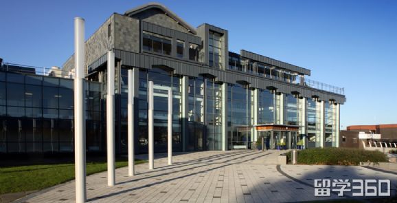 英国波尔顿大学费用