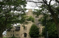 门诺莱特大学：新派的基督教大学，由曼省特许开办