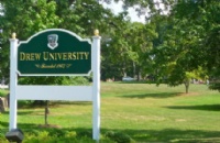 德鲁大学的校训是“自由地接受，自由地给予”。