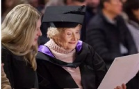 澳洲墨大迎来了史上最老毕业生， 90岁老奶奶荣获墨大硕士学位！