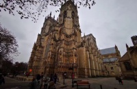 英国约克大学生活费加学费一年大概多少钱？