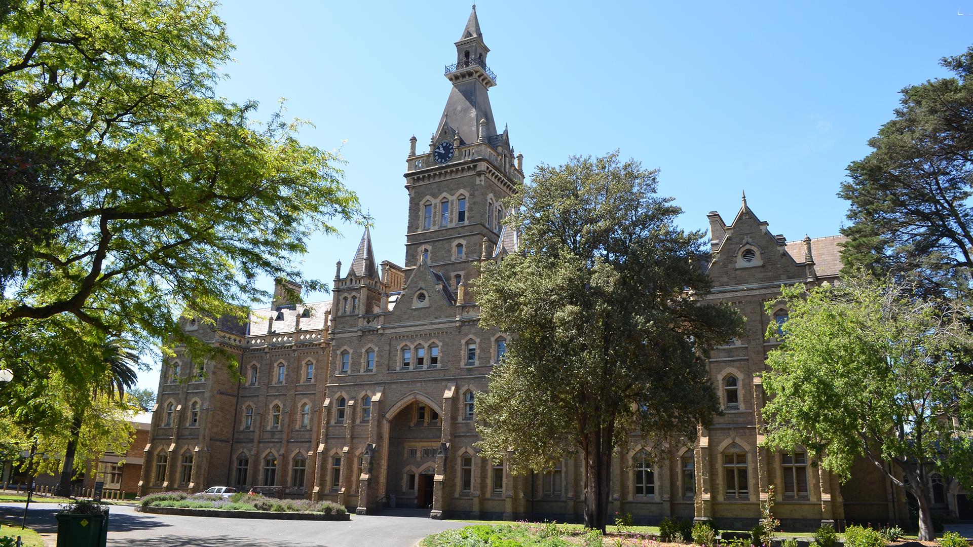 它有着澳洲榜首大学府之称，世界排名40强之一大学!